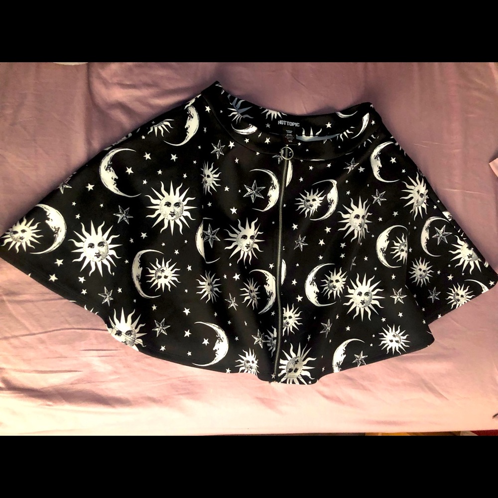 Girls Hot Topic Sun and moon skirt with pockets. Gently worn.